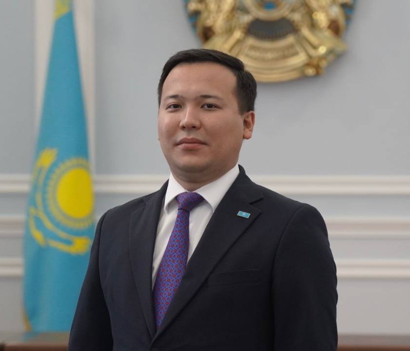 Информируем что пресс секретарём акима Западно Казахстанской области назначен Әнуар Сейдрахым Родился 19 декабря 1995 года в Карагандинской области Имеет высшее образование по специальности Журналистика окончил Карагандинский государственный университет имени академика Е А Букетова Трудовой путь начал корреспондентом на 5 Канале г Караганда В различные годы работал пресс секретарём акима г Караганды руководителем пресс службы ТОО Теплотранзит Караганда пресс секретарем Больницы Медицинского центра Управления делами Президента РК и пресс службе Министерства здравоохранения РК До назначения в ЗКО работал в Комитете информации Министерства культуры и информации РК informatorkz