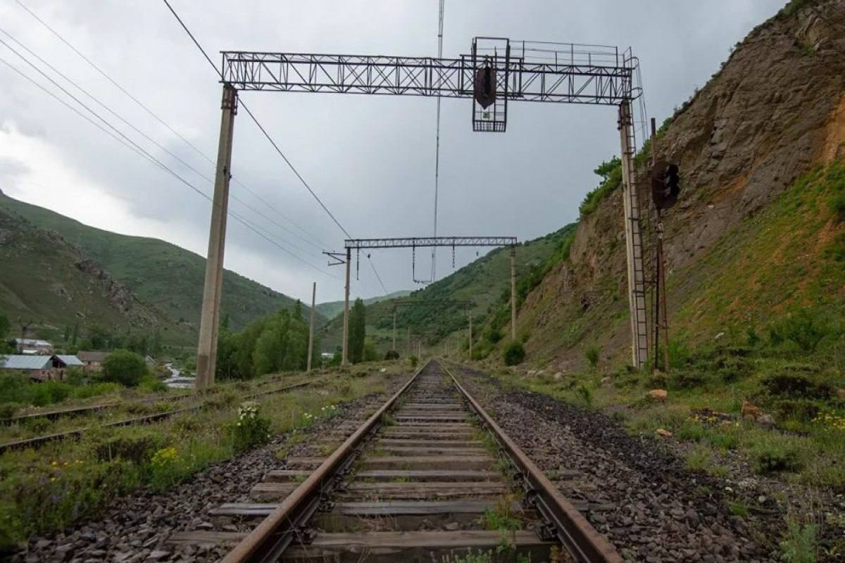 Строительство участка TRIPP в Армении начнется во второй половине 2026 года Пашинян До конца года будет составлен план и описаны все подробности проекта которые будут утверждены в первой половине 2026 года Команда Трампа перегружена также другими проектами на Ближнем Востоке но Армения будет добиваться соблюдения обозначенных сроков заявил премьер министр во время правительственного часа в парламенте Caucasian bureau