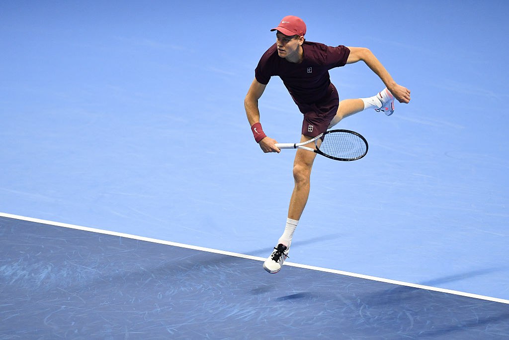 Синнер выиграл третий матч на Итоговом турнире ATP Итальянский теннисист вторая ракетка мира Янник Синнер выиграл третий матч на групповом этапе Итогового турнира ATP который проходит в Турине Синнер обыграл американца Бена Шелтона который занимает пятое место в мировом рейтинге со счетом 6 3 7 6 7 3 Синнер занял первое место в группе Бьорна Борга выиграв все три поединка Вторую путевку в полуфинал позднее разыграют Александр Зверев из Германии и канадец Феликс Оже Альяссим Шелтон проиграл все три матча В группе Джимми Коннорса в полуфинал вышли испанец Карлос Алькарас и австралиец Алекс де Минаур Синнер теперь сыграет с де Минауром Алькарас со Зверевым или Оже Альяссимом Getty Images Подписаться на РБК Спорт