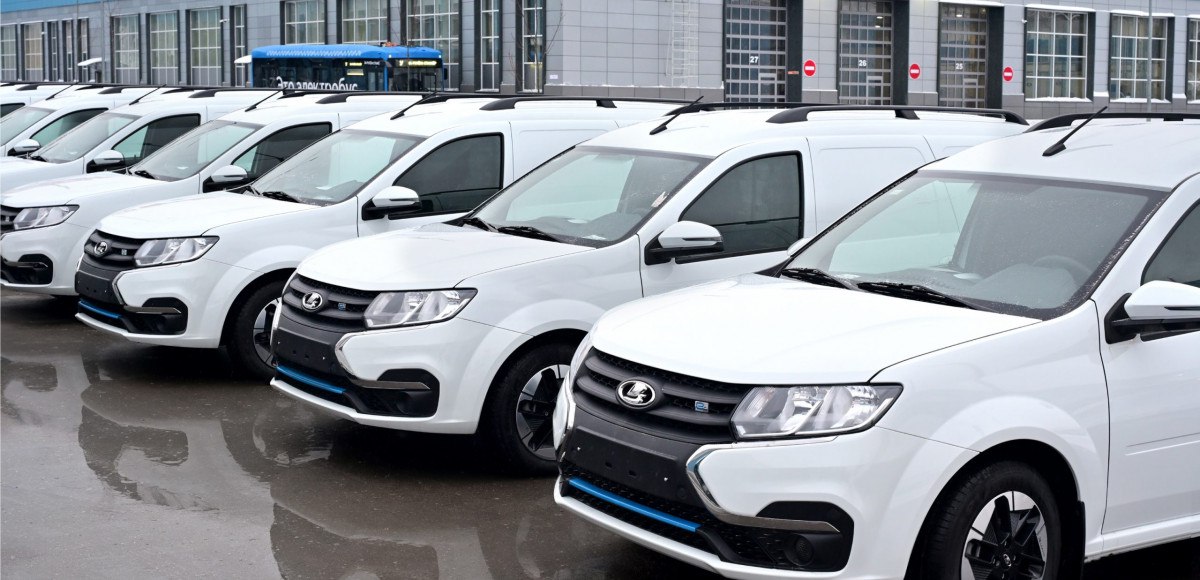 33 произведенных в Ижевске электроавтомобилей LADA e Largus переданы ГУП Мосгортранс Торжественная церемония состоялась 13 января 2026 года на электробусной площадке Митино Президент АО АВТОВАЗ Максим Соколов вручил ключи гендиректору предприятия Николаю Асаулу который провел тест драйв машины Электромобили будут использоваться для ремонта и обслуживания инфраструктуры наземного московского транспорта