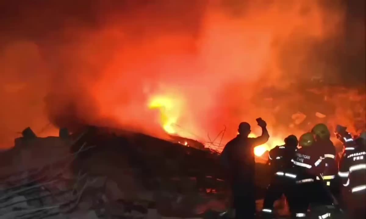 Пожар в Кировском районе: тушение сухой травы продолжается