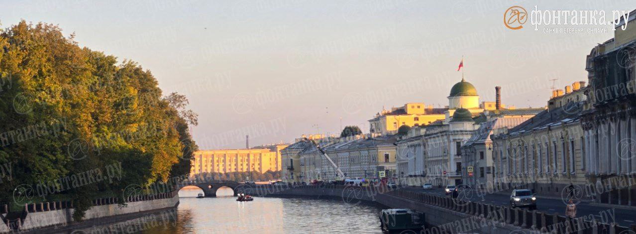Легковушка нырнула в воду Фонтанки пробив ограждения набережной По словам читателя авария случилась возле Летнего сада там видно кран лодку спасателей и экстренные службы Время ЧП 6 22 судя по данным МЧС На место прибыли 20 сотрудников и четыре единицы техники О возможных пострадавших пока неизвестно fontankaspb