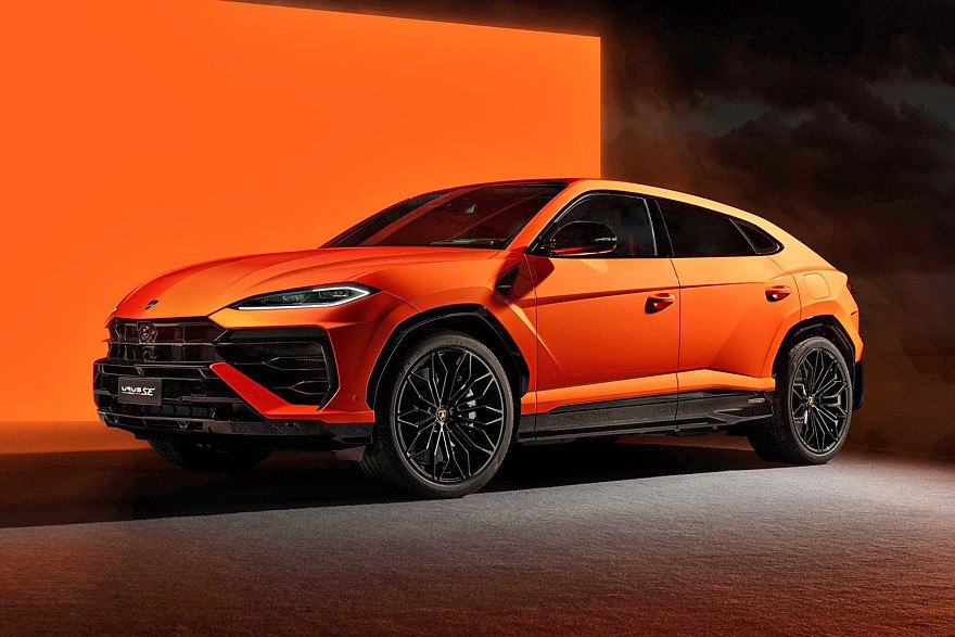 В РФ продают обновленный российскими специалистами Lamborghini Urus Performante за 95 млн рублей Кратко: В Москве выставлен на продажу уникальный Lamborghini Urus Performante 2024, прошедший тюнинг в ателье TopCar и получивший версию R Evo Stealth Edition. Автомобиль, отличающийся карбоновым обвесом, агрессивным дизайном и изменяющимся цвет кузова, стоит около 100 млн рублей, что на 50 млн дороже стокового варианта. Несмотря на небольшой пробег, машина подверглась значительным внешним изменениям, но двигатель 666-сильной "восьмерки" оставили без изменений. Всего таких автомобилей выпущено всего 13, что делает его особенно редким. Полная версия