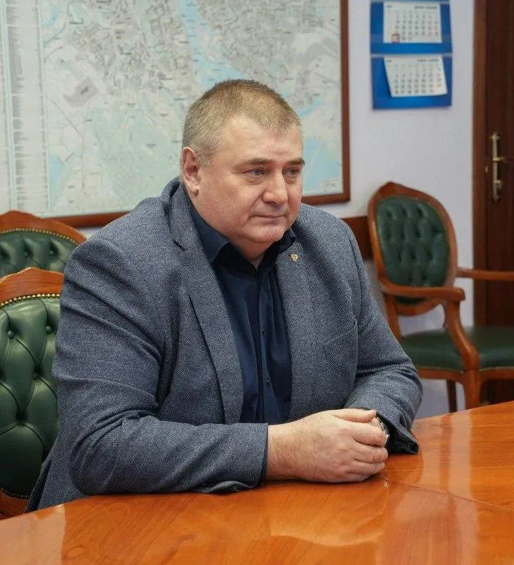 Мэру Жигаловского района Игорю Федоровскому вручили госнаграду Медаль ордена За заслуги перед Отечеством II степени вручил первый заместитель главы администрации президента РФ Сергей Кириенко Церемония прошла в концертном зале Национального центра Россия в Москве   Федоровский родился в 1970 году в посёлке Ангарский Аларского района В 1991 м окончил Иркутский сельхозинститут по специальности экономист организатор С января 1992 года по октябрь 1995 го работал в организации Ангарстрой экономистом по хозяйственной деятельности главным экономистом и заместителем директора по производству В 95 м переехал в посёлок Жигалово Через два года пошел работать в отделение Сбербанка инспектором по работе с юридическими лицами Потом занимал должность управляющего отделения после преобразования отделения стал заведующим универсальным филиалом В феврале 2001 го перешел в администрацию Жигаловского района на должность ведущего специалиста по молодежной политике С апреля 2002 года стал заместителем главы администрации председателя комитета по управлению муниципальным имуществом Через 4 года стал первым замом главы администрации по экономике и финансам С 2008 го первый заместитель мэра Жигаловского района С 2012 года четыре раза переизбирался на пост мэра района По данным тг канала района Дарим подписчикам умный телевизор