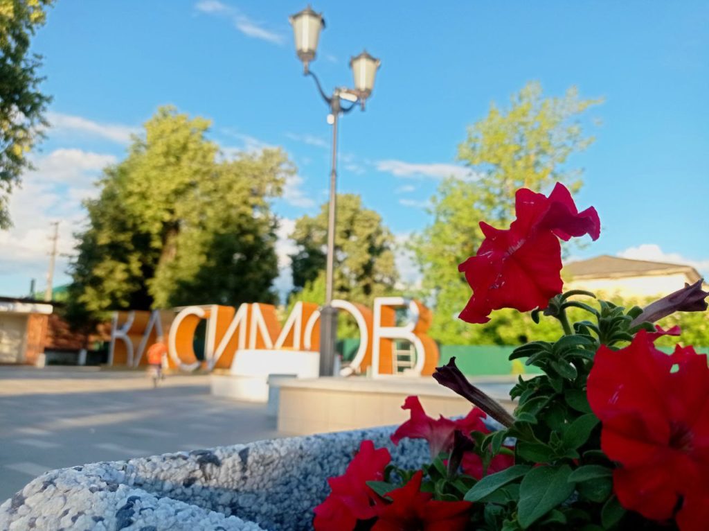 Самыми благоустроенными округами в Рязанской области стали Касимовский и Михайловский О том что подведены итоги конкурса на самый благоустроенный округ и поселение у себя в ТГ канале сообщил губернатор Павел Малков Оценивалось качество развития коммунальной инфраструктуры озеленения состояние дорог и многие другие показатели Все победители получат денежные премии на новые проекты благоустройства В категории Муниципальные округа лучшими стали Касимовский округ Михайловский округ Лидеры других номинаций город Скопин Александро Невское городское поселение Истьинское сельское поселение Старожиловский район Кузьминское сельское поселение Рыбновский район Алексеевское сельское поселение Клепиковский район Многие наши населенные пункты становятся уютнее это большая заслуга команд муниципалитетов и жителей Будем вместе продолжать эту работу и отмечать лучших Поручил расширить список категорий каждый населенный пункт должен иметь возможность принять