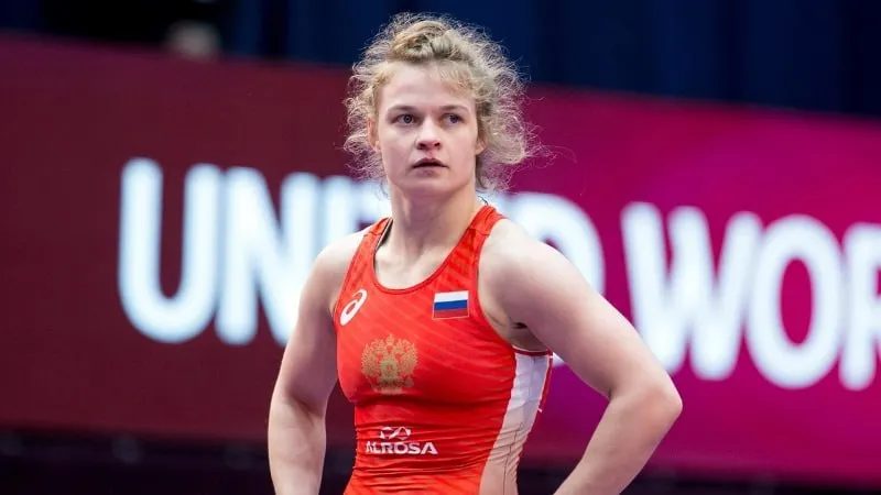 Светлана Липатова бронзовый призер чемпионата Европы по борьбе в Тиране   На чемпионате Европы по борьбе в албанской Тиране завершился еще один соревновательный день в ходе которого были разыграны первые награды в женских состязаниях По его итогам выступающие под флагом Объединенного мира борьбы UWW отечественные спортсменки добыли две бронзы Компанию Елизавете Смирновой составила Светлана Липатова 59 кг Липатова шла за своей третьей бронзой ЧЕ В 2018 м она стала третьей на состязаниях в Каспийске а год спустя поднялась на вторую строчку в Бухаресте но после этого таких высот не достигала В свете этого ее противостояние с Отели Хойе выглядело крайне любопытным Три года назад молодая норвежка вошла в топ 3 как на чемпионате Европы так и на чемпионате мира и жаждала вновь вернуться на пьедестал В первом периоде Липатова смотрелась чуть менее активно за что впоследствии была оштрафована Однако после перерыва перехватила инициативу и уложила Хойе на ковер В этот момент у норвежки обострились проблемы с локтем заставившие ее вызвать врача но эта пауза не пошла ей на пользу Впоследствии россиянка вновь оформила перевод а потом и провела удержание туше Завтра у россиянок будут шансы добавить в копилку еще четыре награды За золото в весовых категориях до 62 кг и до 65 кг поборются Амина Танделова и Алина Касабиева соответственно а Наталья Малышева 53 кг и Кристина Братчикова 72 кг попробуют взять бронзу борьба Мы в MAX
