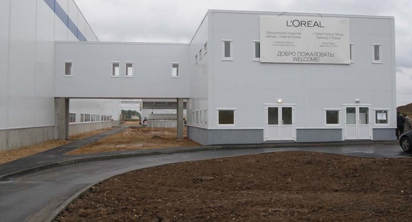 Российское подразделение французского производителя косметики L Oreal пытается взыскать с Центрального таможенного управления 895 8 млн руб L Oreal остается на российском рынке хотя в 2022 году закрыла магазины в стране Часть производства локализована в Калужской области но некоторые категории продукции поставляются из Франции Италии и Германии Суть иска не уточняется По данным Коммерсанта причиной спора может быть сложная система взимания пошлин при ввозе в Россию косметики либо лицензионные платежи
