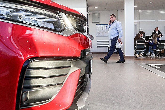 Продажи новой автотехники на российском рынке по итогам всего года ожидаются в количестве 1 3 1 4 млн штук сообщил министр промышленности и торговли Антон Алиханов Ранее Минпромторг сообщал что в январе сентября 2025 года в РФ было реализовано чуть более 1 млн единиц автотехники всех типов включая легковые и легкие коммерческие автомобили грузовики и автобусы Снижение рынка по сравнению с аналогичным периодом прошлого года составило 24 6 По словам Алиханова с учетом динамики авторынка в министерстве ожидают что в IV квартале будет реализовано в общей сложности 350 тыс единиц автотехники Фото Сергей Булкин NEWS ru ТАСС interfaxonline
