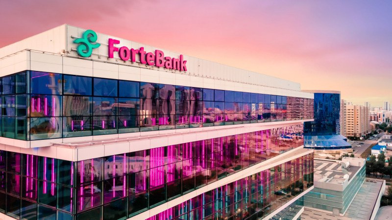 ForteBank подорожал почти на полтриллиона тенге на фоне покупки Home Credit Bank По итогам торгов 1 июля на KASE котировки акций ForteBank закрепились у отметки в 13 тенге. Рекордных значений банк достиг на фоне новостей о покупке Home Credit Bank. В течение торгов 1 июля простые акции ForteBank подорожали на 18,2%, или на 2 тенге. За пять дней с момента анонса сделки простые акции банка выросли в цене на 65,6%. А капитализация банка за пять дней выросла с 710 млрд тенге до 1,17 трлн тенге. Стоимость доли Булата Утемуратова 90,9% за тот же период выросла с 645,5 млрд тенге до 1,07 трлн тенге, или на 423,5 млрд тенге около $815,6 млн .