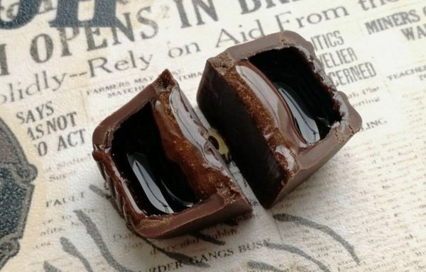 Опасные сладости запретить продажу алкогольных конфет детям требуют активисты Сегодня в новостных каналах сообщалось что подростки активно покупают алкоконфеты которые свободно продаются на маркетплейсах В связи с этим создатель Армии трезвости Павел Болоянгов срочно потребовал от Госдумы запретить свободную продажу такой продукции Он пояснил Абзацу свою инициативу Это завуалированный оборот алкоголя хитрая комбинация Возможно даже было специально рассчитано что делалось для взрослых но подхватилось детьми Обязательно нужно запретить продажу конфет с алкоголем на маркетплейсах и в обычных магазинах без предъявления паспорта причем сделать это надо срочно отметил Болоянгов Подпишитесь на Абзац TG VK Дзен MAX Rutube