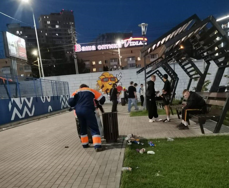 Во время празднования Дня города и после торжеств с городских улиц вывезли более 9,5 тонн мусора За чистотой на омских улицах и площадях во время праздника следили сотрудники Управления дорожного хозяйства и благоустройства. В наведении чистоты задействовали 237 рабочих и 191 единицу техники.