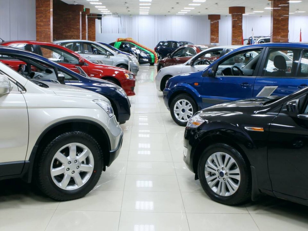 Свыше 600 шоурумов китайских автомобилей закрылись в России в 2025 году В 2025 году в России закрыли 643 шоурума китайских брендов Это в 1 4 раза больше чем годом ранее сообщает Коммерсант Тройку марок по числу закрытых салонов составили бренды BAIC Bestune и JAC В прошлом году открылись 459 салонов что в три раза меньше чем в 2024 году Доля магазинов китайских брендов сократилась с 67 до 64 Их общее число уменьшилось на 7 до 2 6 тыс салонов Примерно каждый четвертый салон китайских автомобилей в 2025 году был закрыт или переформатирован под другой бренд подтвердил руководитель управления по работе с импортерами Газпромбанк Автолизинга Александр Корнев По его словам более сотни авторетейлеров предпочли не инвестировать в китайцев а работать с китайскими автомобилями российской сборки   Новости Китая ЭКД