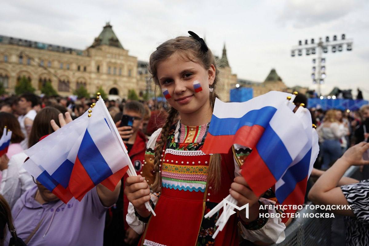 На Красной площади в Москве прошёл праздничный концерт в честь Дня России — его посетили более 70 тысяч человек. Порядок на мероприятии обеспечивали сотрудники полиции совместно с другими силовыми структурами. Нарушений зафиксировано не было, сообщила представитель МВД Ирина Волк. Фото: АГН "Москва"