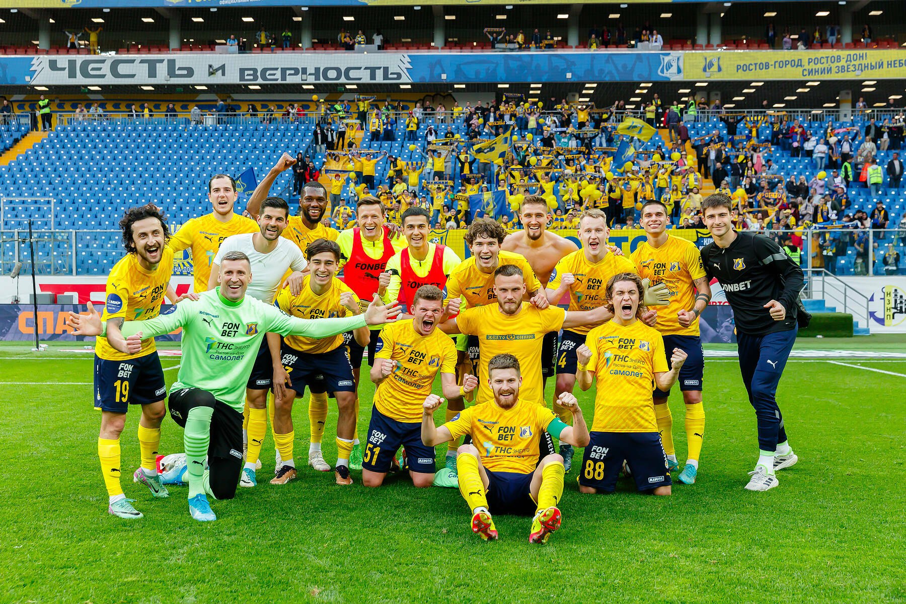 ФК Ростов заблокировали счета из за долгов в нескольких банках ФК Ростов заблокировали счета в 11 банках за долг в 154 млн рублей сообщает телеграм канал Mash на спорте Известно что предупреждение о погашении задолженности было получено еще 8 декабря Ранее инсайдер Иван Карпов заявил что клуб имеет большие задолженности по зарплатам и иным долгам и планирует распродать игроков А участие ростовчан на будущий год в чемпионате под большим вопросом ведь клубу возможно даже не удастся получить лицензию Читать полностью