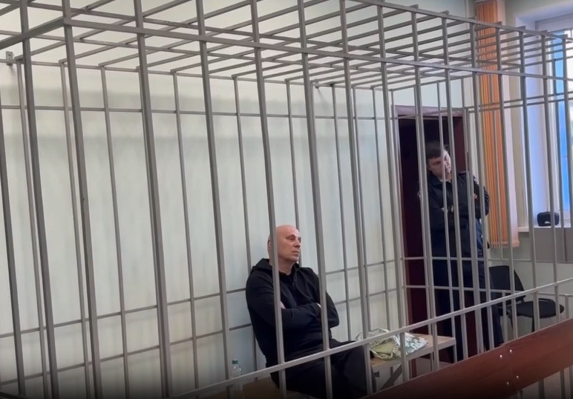 Экс руководитель ФМБА в Красноярске стал фигурантом еще одного уголовного дела В Красноярске следователи возбудили еще одно уголовное дело в отношении экс руководителя Сибирского научно клинического центра ФМБА РФ Бориса Баранкина В следственном управлении СК РФ пояснили что вторым фигурантом этого дела стал представитель коммерческой компании Он передал экс руководителю центра крупную взятку 4 млн руб деньгами а также стройматериалы и работы по ремонту дома дочери Баранкина на сумму 5 млн руб Происходило это в период с 2019 по 2023 г За незаконное вознаграждение гендиректор учреждения оказал представителю коммерческих компаний содействие в заключении контрактов на поставку медоборудования и изделий для нужд центра с определенными фирмами и их беспрепятственное выполнение Так между центром и коммерческими компаниями было заключено более 30 контрактов Подробности первого дела Баранкина