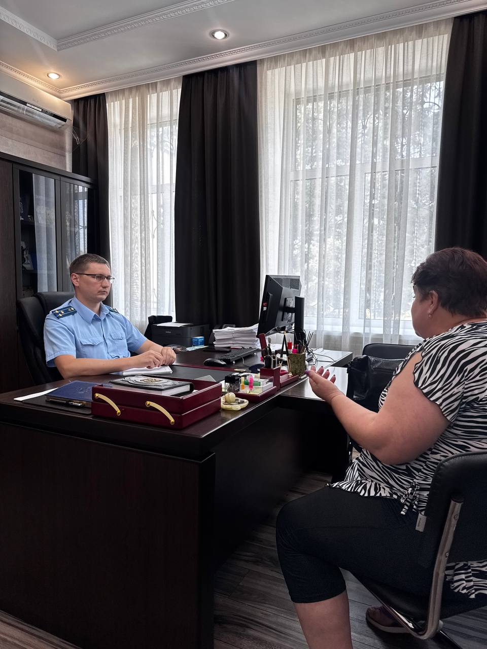 Прокурором Крыловского района проведен личный прием участников специальной военной операции и членов их семей   Прокурором района Максимом Крамаренко проведен личный прием по вопросам мер поддержки участников специальной военной операции и членов их семей.  В ходе приема обратилась мама участника специальной военной операции  с вопросами получения мер региональной поддержки и социальных выплат, предназначенных для указанной категории.  Обращение рассмотрено, даны разъяснения по имеющимся вопросам.  Работа в данном направлении продолжается.