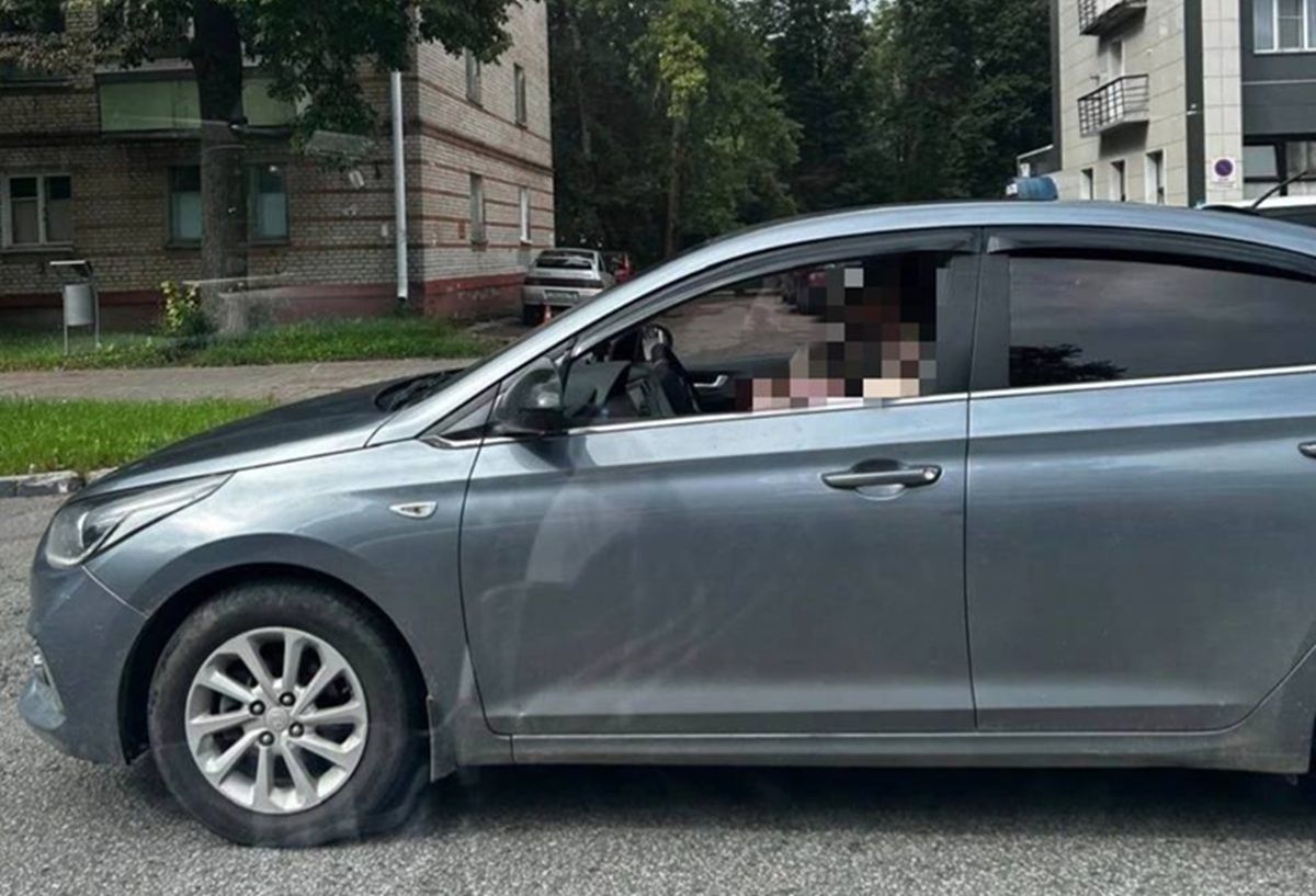 В Обнинске водитель заплатит штраф за перевозку детей на коленях за рулем kaluganews ru fn 1713114 html В Обнинске Калужской области сотрудники ГИБДД привлекли к ответственности 30 летнего местного жителя за нарушение правил перевозки детей Инцидент был зафиксирован благодаря публикации в социальных сетях где были размещены фотографии на которых видно как мужчина везет в автомобиле двоих маленьких детей один ребенок сидит у него на коленях за рулем а второй находится рядом на переднем сиденье Прислать новость Подписаться
