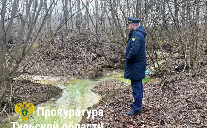 В Туле вода в реке Комарки стала зеленой из-за сброса стоков  Тульская природоохранная прокуратура провела проверку после жалоб на цвет ручья в Новомедвенском проезде. На место был организован выезд вместе со специалистами регионального минприроды и ФБУ «Тульский ЦСМ». Во время осмотра реки Комарки был установлен факт сброса сточных вод. Специалисты отобрали пробы воды из водоема для определения наличия и концентраций загрязняющих веществ.  Как сообщает пресс-служба прокуратуры Тульской области, после проверки решат вопрос о принятии комплекса мер реагирования.  Источник Тула пресса