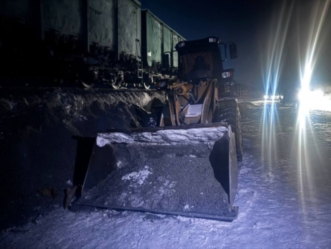 В Пензенской области мужчина погиб при разгрузочных работах на железной дороге 10 января на участке железной дороги в городе Нижний Ломов Пензенской области при выполнении разгрузочных работ погиб 35 летний мужчина В Нижнеломовском межрайонном следственном отделе следственного управления СК России по Пензенской области по данному факту возбуждено уголовное дело Установлено что мужчина находился в ковше трактора стоящего около грузового вагона что является нарушением правил безопасности Во время работ потерпевшего зажало между ковшом трактора и вагоном он получил телесные повреждения от которых скончался на месте происшествия В настоящее время устанавливаются все обстоятельства произошедшего сообщает пресс служба СУ СКР по региону   Подписаться на Пенза Взгляд в ТГ Подписаться на Пенза Взгляд в MAХ