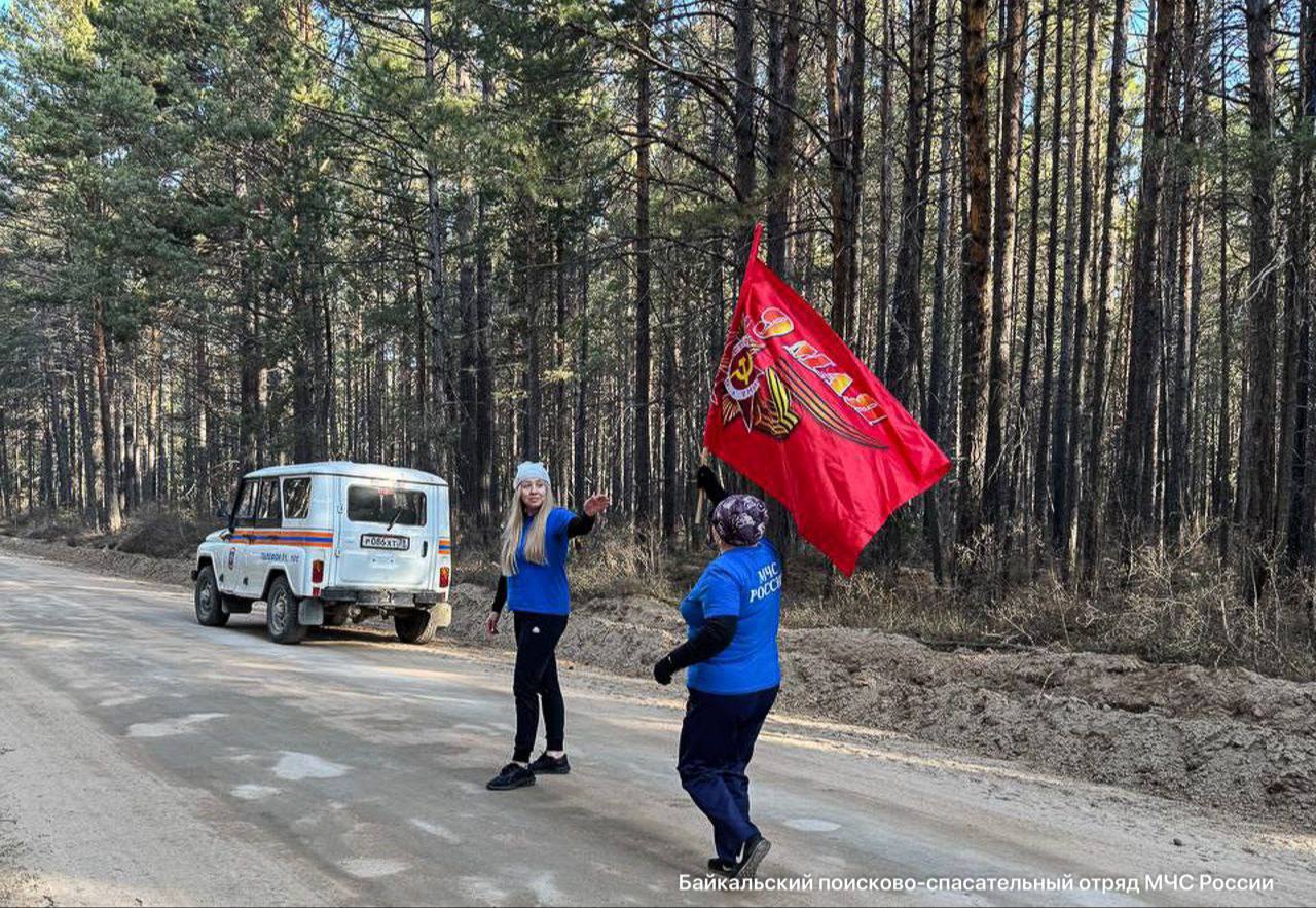 В День Победы в Забайкальском национальном парке состоялся марафон-эстафета Сотрудники Усть-Баргузинского подразделения МЧС России провели марафон-эстафету в честь Дня Победы. Спасатели пробежали 80 км: это путь от КПП до местности Монахово и обратно! Своим поступком они выразили глубокое уважение и благодарность ветеранам Великой Отечественной войны, отдавшим жизнь ради мирного неба над головой. Этот забег стал данью памяти героям-победителям и подчеркнул важность сохранения исторической памяти среди молодого поколения. Гордимся вами!
