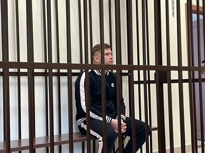 Экс вице мэр Барнаула Шеломенцев назвал приговор незаконным и потребовал его отменить Его приговорили к восьми с половиной годам колонии строгого режима по статье о мошенничестве но Шеломенцев назвал этот приговор незаконным призвал его пересмотреть и вынести оправдательное решение Он также отметил что Сергей Щукин я оговорил его и тем самым избежал более сурового наказания он значится в деле посредником Подписаться Прислать новости