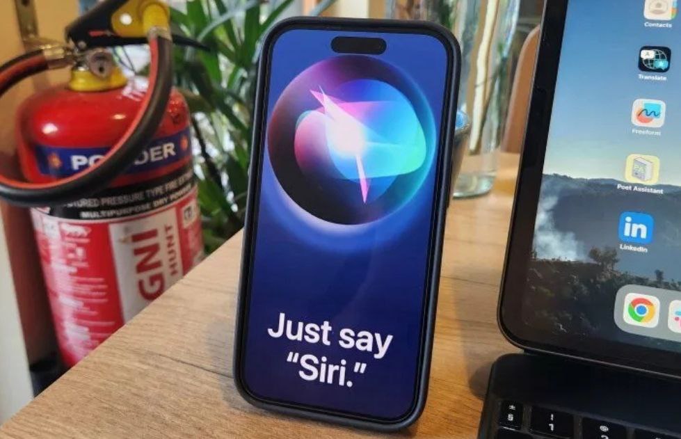 Обновленная Siri должна выйти весной 2026 Марк Гурман сообщил, что будет реализована функция App Intents, которая позволит голосом управлять ИИ-ассистентом, способному работать со всеми вашими приложениями, как если бы вы это делали сами. В iOS 26.4 будет ограниченный набор таких приложений, да и работать все будет в небольшом ряде стран. Technodeus Подписывайся #news #apple #siri