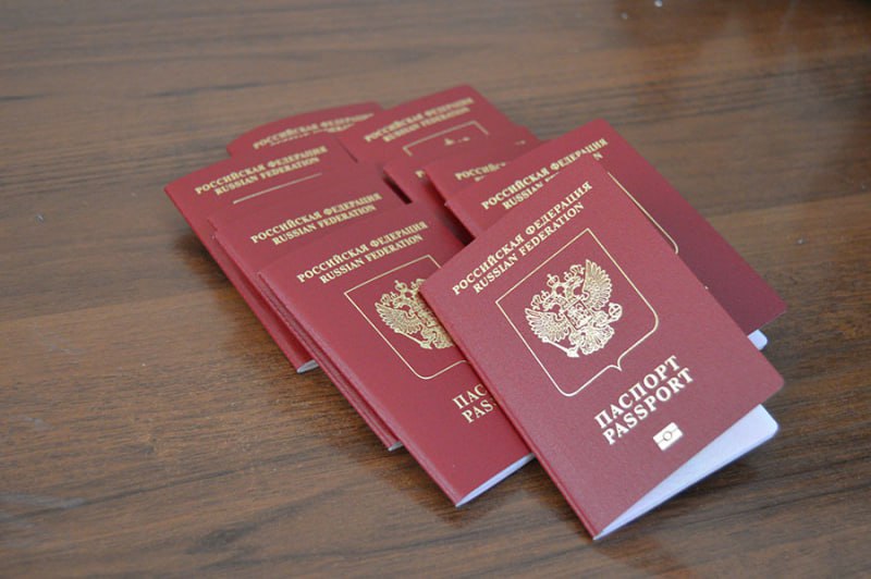 Невостребованные паспорта подлежат уничтожению Управление по вопросам миграции ГУ МВД России по Челябинской области информирует о том, что в соответствии с действующим законодательством, заграничные и внутренние российские паспорта, невостребованные в течение трех лет, подлежат уничтожению. Получить готовые паспорта южноуральцы могут в подразделениях по вопросам миграции территориальных органов МВД России Челябинской области – по месту подачи заявления об оформлении и выдаче замене паспорта. В целях минимизации временных затрат на получение готового документа жители области могут воспользоваться предварительной записью и выбрать удобное для себя дату и время посещения ведомства. Информация об адресах и часах приема подразделений по вопросам миграции размещена на сайте ГУ МВД России по Челябинской области в разделе «Государственные услуги по линии миграции» 74.мвд.рф . Телефоны для справок: 8 351 733-57-00, 733-57-10, 239-10-09. #полиция74 #мвд74 #челябинскаяобласть #полицияюжногоурала #УВМ