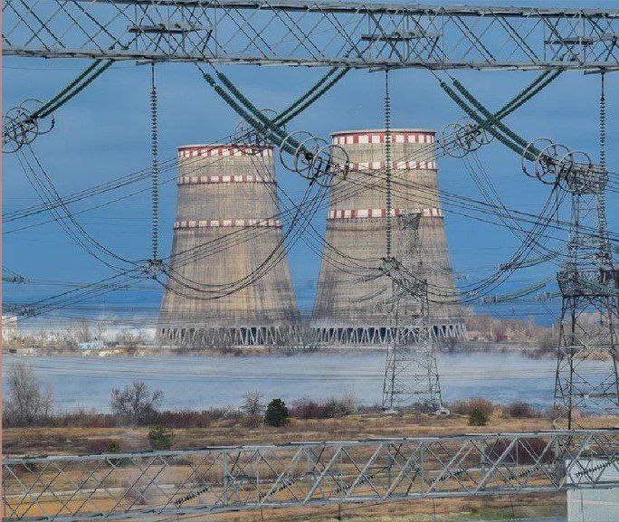 МАГАТЭ проводит консультации о временном прекращении огня у Запорожской АЭС ЗАЭС для создания условий для ремонта поврежденной линии электропередачи Как сообщил гендиректор МАГАТЭ Рафаэль Гросси 2 января в результате военных действий была повреждена и разорвана линия электропередачи напряжением 330 кВ Ферросплавная 1 по которой ЗАЭС получала электроэнергию со стороны Украины После чего станция стала полностью зависеть от единственной работающей линии в 750 кВ заявил Гросси 3 января на Запорожскоий АЭС сообщили об отключении линии Ферросплавная 1 Представители АЭС уточняли что все энергоблоки находятся в состоянии холодный останов а оборудование обслуживается в соответствии с регламентами при строгом контроле норм радиационной безопасности Запорожская АЭС Telegram Max