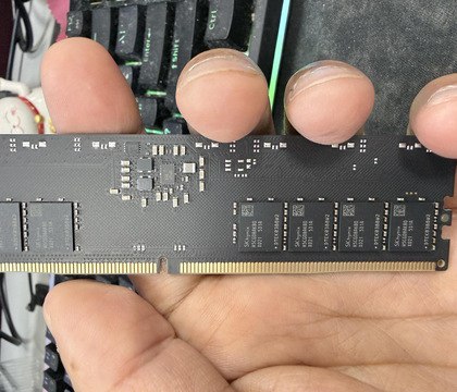 Утечка раскрыла второе поколение чипов SK hynix DDR5 A Die со скоростью 7200 MT s В сети появились изображения чипов памяти SK hynix второго поколения A Die с маркировкой X021 и кодом AKBD Новая серия по предварительным данным обеспечит базовую скорость 7200 MT s и станет основой для будущих модулей DDR5 для процессоров Intel Arrow Lake Refresh и Panther Lake