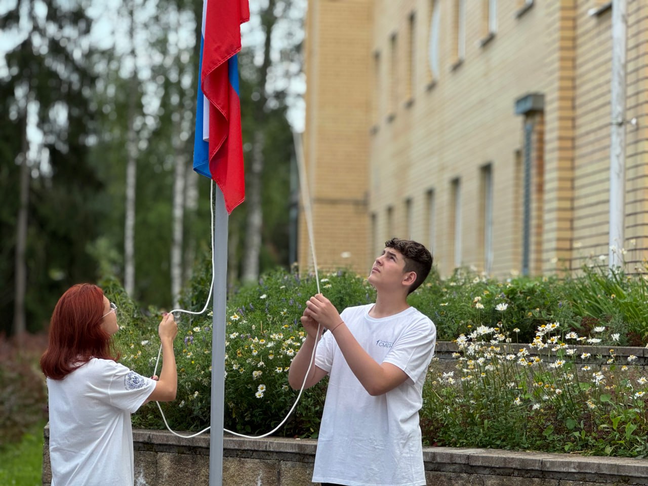 В Герценовском университете стартовала вторая «Университетская смена» этого лета    На базе агробиостанции Герценовского университета в Вырице стартовала вторая «Университетская смена» для 80 школьников из Луганской Народной Республики.     Участников ждет насыщенная образовательная и культурная программа, посвященная истории Санкт-Петербурга и нашего вуза: лекции от лучших преподавателей, мастер-классы, интерактивные занятия, спортивные игры и творческие мастерские.     Кроме того, для луганских школьников запланированы экскурсии в музеи Санкт-Петербурга, посещение Герценовского университета и Гатчинского дворца. Как и всегда в ходе смены гостей сопровождают вожатые из числа студентов Герценовского университета.     Программа реализуется совместно с «Движением Первых» при поддержке Минпросвещения РФ.  #Рассказываем #РГПУ #ПедвузыРФ #ВСНП_Санкт_Петербург #Минпросвещения
