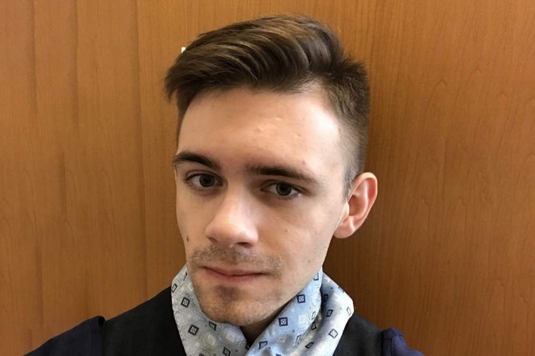 Студента Андрея Морозцева осудили за незаконную пересылку психотропного вещества в крупном размере через границу Об этом сообщили в пресс службе суда Хабаровского края В ходе расследования выяснилось что медицинский диагноз об идиопатической гиперсомнии приступах сонливости и обмороков подсудимому был поставлен уже после возбуждения уголовного дела Препарат заказанный из Индии на территории России ему не назначался Суд учёл все смягчающие обстоятельства и назначил Морозцеву наказание в виде пяти лет лишения свободы в колонии строгого режима Ранее сообщалось что в 2023 году молодой человек по совету зарубежного врача заказал из Индии 60 таблеток содержащих в своем составе психотропное вещество армодафинил Отмечается что Морозцев знал об ограничении оборота препарата на территории России Он оформил заказ без предоставления необходимых медицинских документов Студента задержали в отделении почты В судебном заседании молодой человек вину не признал сославшись на поставленный диагноз По его мнению в сложившейся ситуации виноват фармацевт компании Well In Cure India который не задекларировал посылку с лекарством должным образом РЕН ТВ в Telegram в MAX