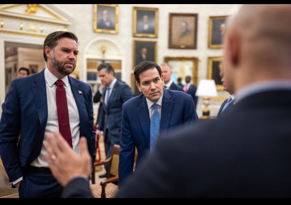 Трамп меняет тактику в матче США Европа Президент Трамп решил заменить в ключевом матче США против Европы резкого нападающего Джей Ди Вэнса на опытного полузащитника Марко Рубио После скандального приёма вице президента на открытии Зимней Олимпиады в Милане где Вэнс был громко освистан публикой последовал его отказ от участия в Мюнхенской конференции по безопасности 13 15 февраля Госдепартамент объявил что делегацию возглавит госсекретарь Марко Рубио Организаторы конференции подтвердили несмотря на отсутствие вице президента США сохраняют высокий уровень присутствия более 50 членов Конгресса и несколько серьезных губернаторов