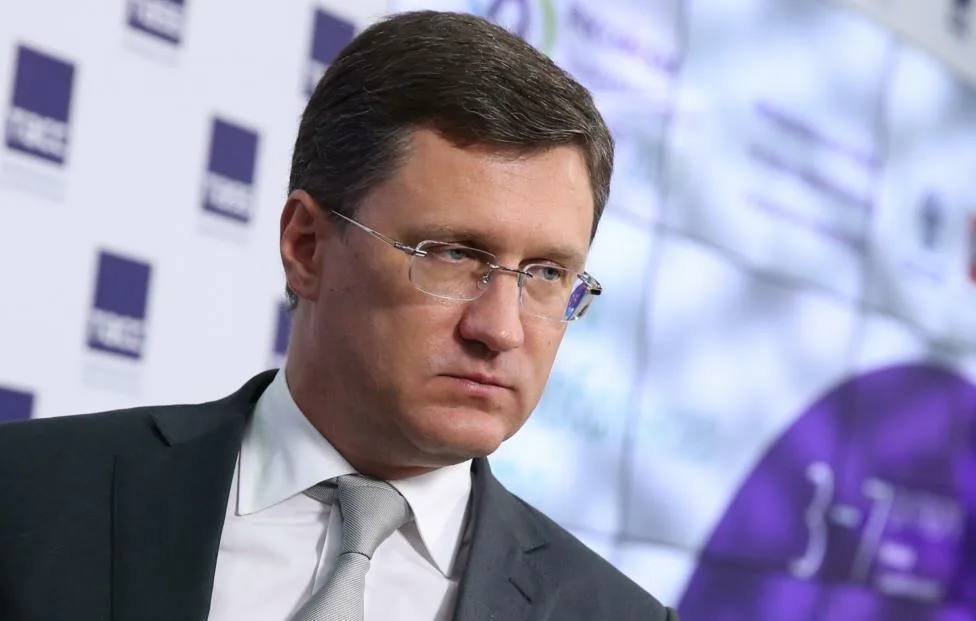 Главное про нефть из статьи Александра Новака в журнале «Энергетическая политика»: «Основным драйвером роста потребления нефти станет Индия, спрос в которой, по данным ОПЕК, вырастет с 5,3 млн бар. в сутки в 2023 году до 13,3 млн бар. в сутки в 2050 году. Также лидерами потребления станут Китай, другие страны Азии, Ближнего Востока и Африки. Наибольшее падение нефтяного спроса ожидается в европейских странах — спрос на нефть в регионе снизится с 13,4 до 9,2 млн бар. в сутки». «Растущий мировой спрос и восполнение естественного падения добычи в мире в перспективе будут во многом удовлетворяться именно за счет стран ОПЕК+, что приведет, по оценкам аналитиков организации, к увеличению доли рынка странами ОПЕК+ с 49 до 52% к 2050 году». «Сегодня доля трудноизвлекаемых, обводненных и истощенных запасов составляет порядка 60% в Росиии — прим.ред . Для стимулирования их разработки необходима донастройка фискальной системы, что сделает инвестиции в новые категории запасов и технологии рентабельными».