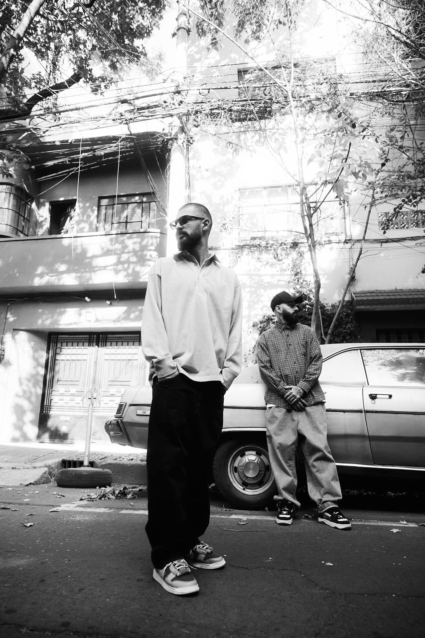 Miyagi и Эндшпиля в четвертый раз признали Группой года по версии VK Музыки Владикавказские музыканты снова обошли другие коллективы по числу стримов суммарно набрав более почти 600 млн прослушиваний в этом году Первенство в этой номинации они не уступают четвертый год подряд Артистом года третий год подряд становится рэпер Macan его треки набрали более 800 млн прослушиваний а альбом под названием Bratland победил в номинации Альбом года набрав более 175 млн прослушиваний Артисткой года назвали Анну Асти она набрала 280 млн прослушиваний Солд аут года забрал Баста суммарно собравший 145 тысяч зрителей на своих сольных концертах 27 и 28 июня Феномен года группа Бонд с кнопкой сообщает ТАСС со ссылкой на пресс службу сервиса Фото тг канал Miyagi