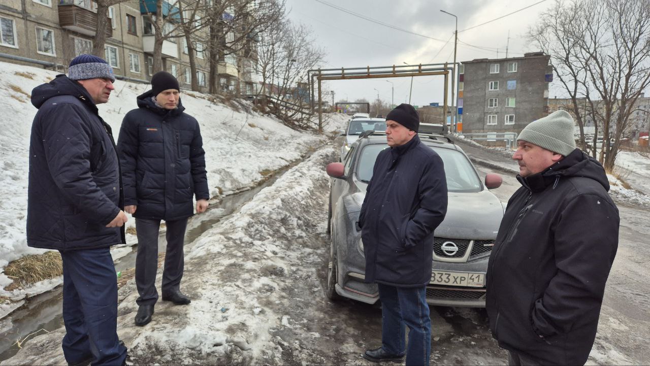 По многочисленным обращениям жителей о воде на проезжей части и между домами выехал на ул. Пономарева вместе с заместителем Анатолием Банниковым и руководством Спецдорремстроя.  Несмотря на то, что проблема существует не один день, до сих пор никаких мер не принято!..  Вода из ливневки выливается на проезжую часть и течет вниз к придомовым территориям, постоянно образуется наледь. И вопрос не только в том, что ливневка не почищена, объем воды нехарактерный для времени года.  Анатолию Ивановичу дал поручение незамедлительно организовать расчистку ливневых лотков, установить источник воды, которая собирается в ливневке, в том числе и отработать с ресурсниками, а также организовать работу по содержанию данной ливневой канализации.  Кроме того, подрядчик, обслуживающий этот участок, должен по возможности убрать образовавшуюся наледь с дороги и обработать песко-соляной смесью для устранения скользкости.  Вопрос оставляю на контроле до фактического устранения.