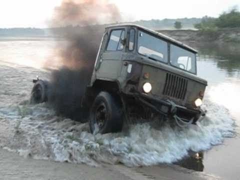 Это фиаско, братан: В Алтайском крае мужчина протаранил полицейский автомобиль, а потом попытался от них скрыться В Ельцовском районе мужчина, управляя ГАЗ-66, допустил столкновение с автомобилем ДПС, патрулирующем в райцентре. Испугавшись, водитель предпринял попытку скрыться с места ДТП. Сотрудники ДПС начали преследование автомобиля виновника происшествия для установления его личности. Требования полицейских о необходимости остановить автомобиль водитель проигнорировал и попытался оторваться от преследования, прибавив скорость и преодолев преграду в виде небольшой речки. Сотрудники Госавтоинспекции для задержания правонарушителя открыли огонь из табельного оружия по колесам автомобиля. Водная преграда не позволила продолжить погоню, однако позднее, форсировав речку с использованием спецтранспорта, сотрудниками ДПС был обнаружен автомобиль виновника ДТП со спущенными шинами. Установив владельца транспортного средства, была установлена личность водителя. Ввиду отсутствия у лица, привлекаемого к административной ответственности, права на управление автомобилем мировым судьей мужчине назначено наказание в виде административного ареста сроком на 5 суток. mirsud_22