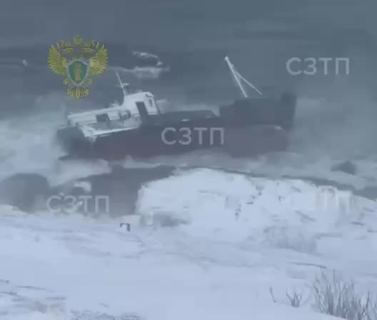 В Териберке два маломерных судна открепились от причала из-за шторма