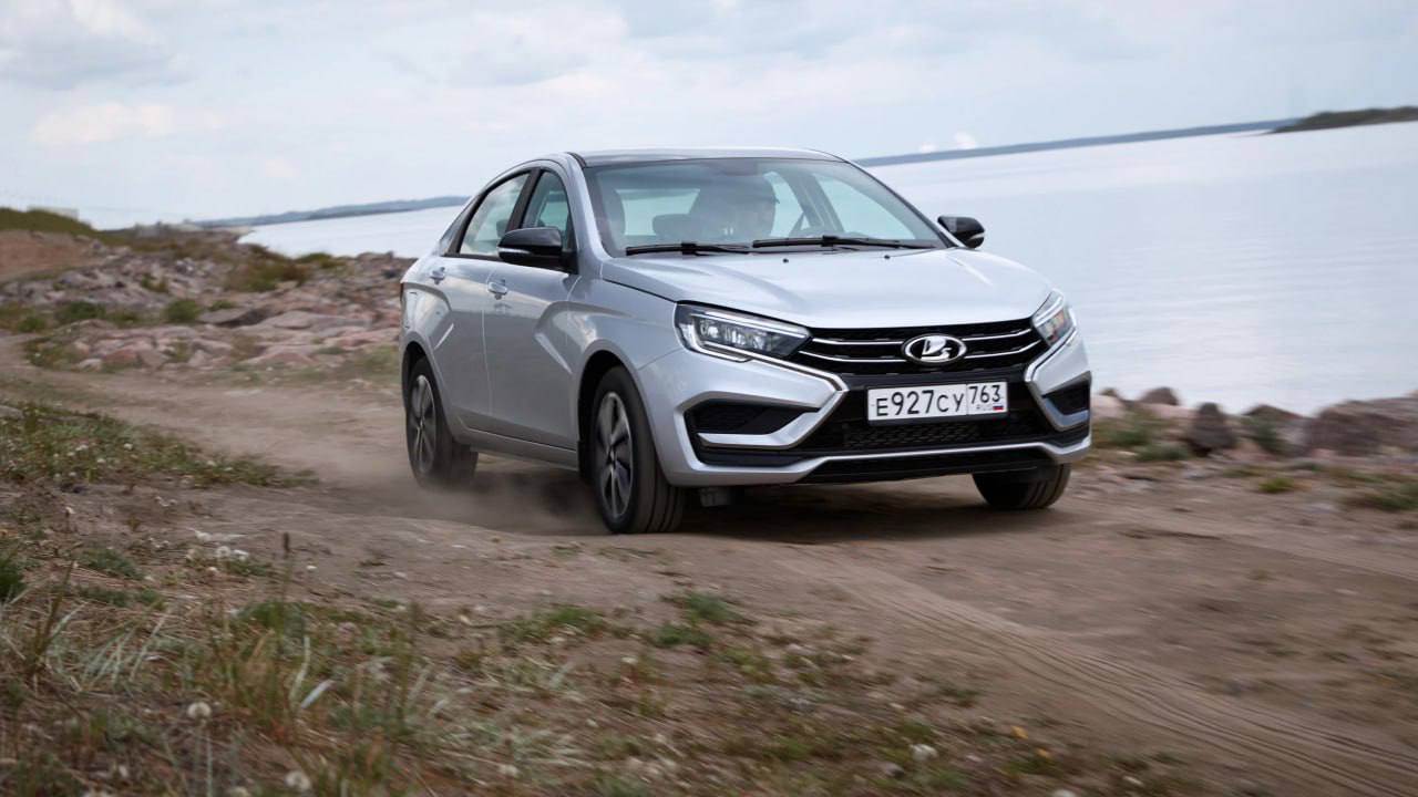 АвтоВАЗ готовит новое, более дорогое поколение Lada Vesta  В ходе недавнего визита Владимира Путина в Тольятти представители АвтоВАЗа показали ему сразу несколько перспективных проектов. Однако параллельно вице-президент завода по инжинирингу Максим Шмелёв обмолвился, что в демонстрационном зале показаны не все будущие новинки. К примеру, уже идёт работа над новой Lada Vesta.  Если нынешняя Vesta условно относится к сегменту B, то следующая, по словам Шмелёва, войдёт в рыночный сегмент C. Соответственно, автомобиль прибавит в размерах и, возможно, обзаведётся новыми опциями — то есть, станет дороже.