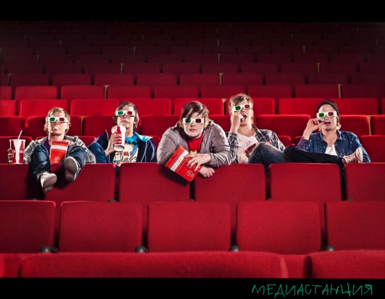 Год подходит к концу и мы можем подвести итог самым кассовым кинопремьерам в России за 2025 й 1 Волшебник Изумрудного города Дорога из жёлтого кирпича 3 4 млрд рублей 2 Финист Первый богатырь 2 7 млрд рублей 3 Нэчжа побеждает Царя драконов 2 1 млрд рублей 4 Иллюзия обмана 3 1 66 млрд рублей 5 Пророк История Александра Пушкина 1 65 млрд рублей 6 Батя 2 Дед 1 6 млрд рублей 7 Горыныч 1 57 млрд рублей 8 Август 1 56 млрд рублей 9 Алиса в Стране чудес 1 2 млрд рублей 10 Кракен 1 1 млрд рублей Как видим топ 10 пестрит названиями российских фильмов а вот иностранных картин всего пара Пробились всё таки mediastanciacom