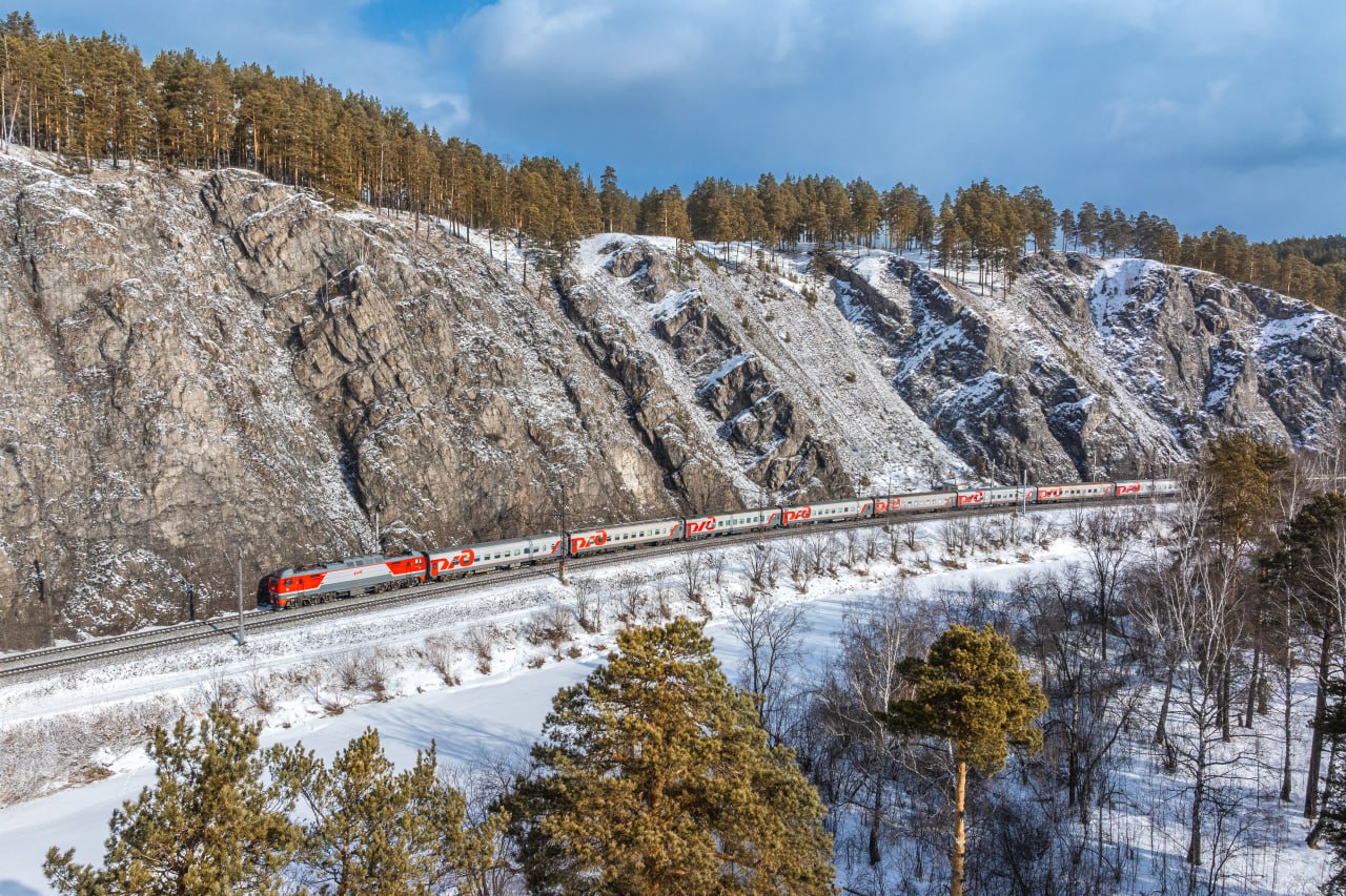 Пока зима не отступила В праздничные дни февраля и марта мы назначили свыше 4 3 тыс регулярных и дополнительных поездов чтобы вы могли организовать горнолыжный уик энд на Кавказе или Урале поймать северное сияние или ощутить магию снежной Карелии либо же провести дегустацию блюд белорусской кухни или кухонь регионов России Итак более 2 2 тыс поездов отправятся с 20 по 23 февраля свыше 2 1 тыс с 6 по 9 марта Дополнительные поезда доставят пассажиров   из Москвы в Петрозаводск Екатеринбург Пермь Уфу Ижевск Саратов Казань Белгород   из Санкт Петербурга в Москву Архангельск Минск   из Ростова на Дону в Кисловодск Розу Хутор и по другим маршрутам РЖД регулярно отслеживают спрос на перевозки При наличии технической возможности увеличим число вагонов и добавим поезда Ожидается что пиковыми датами отправления пассажиров станут 20 февраля и 6 марта Отметим что в праздничные дни будут также курсировать более десятка турпоездов По Золотому кольцу Серебряный маршрут В Карелию Зимняя сказка Байкальский экспресс Выходные в Домбае Белорусский вояж Диоскурия Рускеальский Переславский и Уральский экспрессы Приобрести билеты и узнать подробности можно онлайн на нашем сайте в веб приложении и мобильном приложении РЖД Пассажирам а также в кассах Подписаться на Телеграмму РЖД Голосовать за канал Подписаться на РЖД в MAX Каналы железных дорог