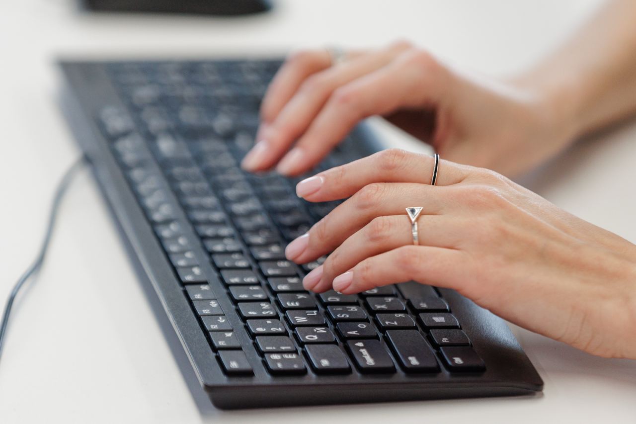 Долгие ответы в переписке чаще всего раздражают жителей Кубани МТС Линк платформа для бизнес коммуникаций и обучения проанализировала как организовано общение в регионах среди офисных сотрудников Больше всего участников онлайн совещаний раздражает недостаточная вовлеченность участников Молодое поколение 18 24 года чаще остальных отметили что есть курить и заниматься другими посторонними вещами на звонках неприемлемо Опрос МТС Линк показал что большинство жителей Кубани довольны тем как структурировано их рабочее онлайн общение При этом 33 не разделяют цифровое пространство для деловых и личных коммуникаций и ведут их в одном сервисе Отдельная категория сотрудники у которых на уровне компании внедрены инструменты на основе искусственного интеллекта Деловое общение у них организовано более системно 84 ведут рабочие и личные коммуникации в разных сервисах Интересно что мужчины чаще устают от многочисленных офлайн встреч а женщины от сообщений в мессенджерах Кроме игнора и долгих ответов в деловой переписке раздражают флуд и мемы А вот резкий тон волнует только 8 опрошенных