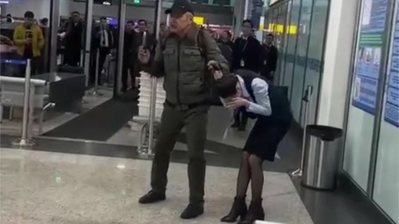Прокурор запросил для Машрапбека Баратова, который в начале марта взял в заложницы сотрудницу аэропорта, 10 лет и 6 месяцев лишения свободы. Адвокат Баратова заявила, что ее подзащитный оказался в тяжёлой жизненной ситуации. Она подчеркнула, что злого умысла у него не было, взрывное устройство отсутствовало, угрозу он озвучил в эмоциональном состоянии. Потерпевшей вред не причинён, обвиняемый раскаялся и признал вину. Защита просит учесть возраст и смягчающие обстоятельства, назначив минимальное наказание.