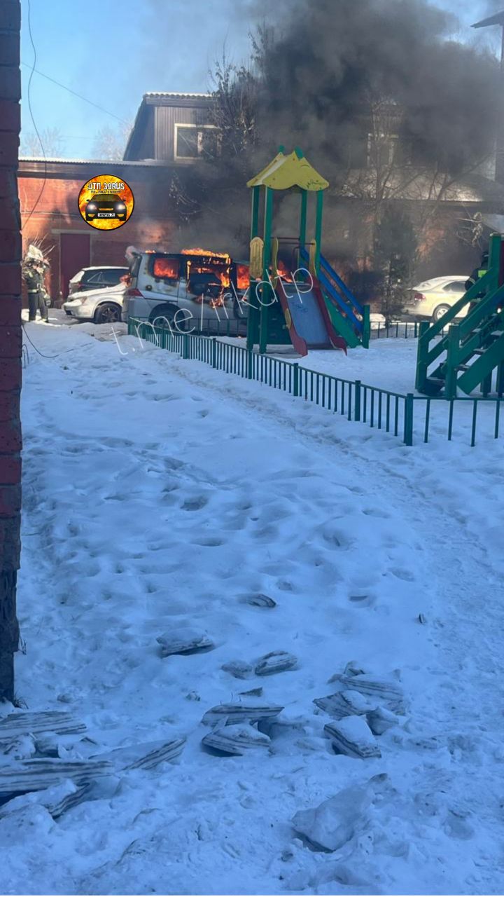 В одном из дворов в микрорайоне Юбилейный загорелся автомобиль.  До приезда сотрудников МЧС машина выгорела полностью. Причины возгорания пока неизвестны.    Подписаться   Прислать новость