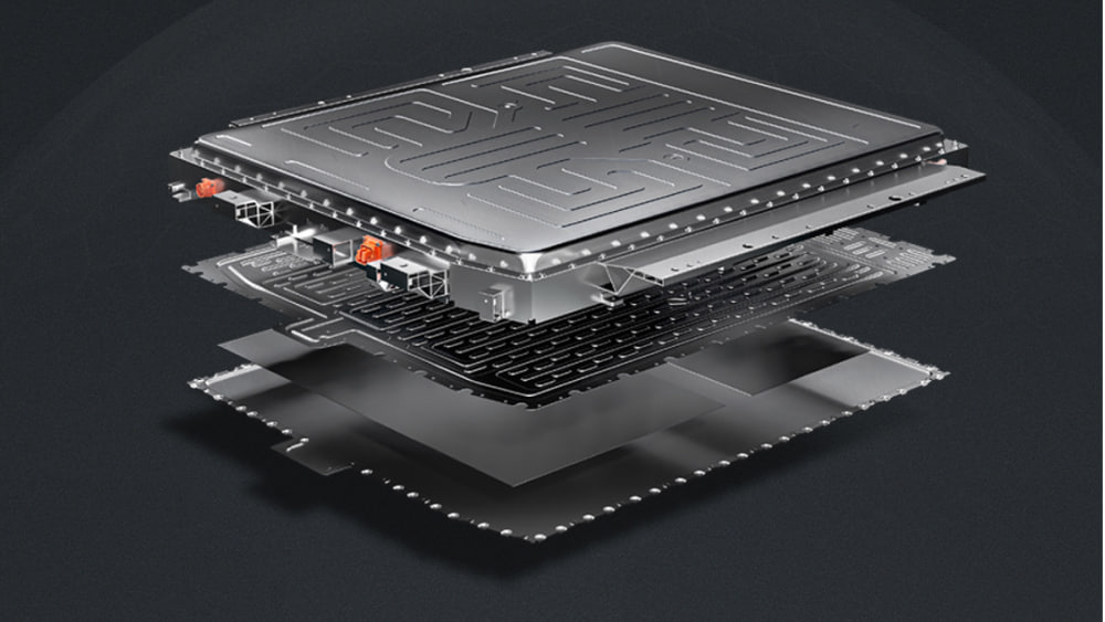 Компания CATL объявила о том что выпущенные ей тяговые батареи способны сохранить 80 полезной ёмкости после 1 8 млн км пробега Деградация батареи достигается за счёт специального покрытия катода применения специальных соединений в электролите а также увеличения тепловой защищённости сепаратора В результате тяговые аккумуляторы CATL теряют 20 ёмкости после примерно 3 тысяч зарядных циклов с применением зарядных станций постоянного тока 5C catl chinamashina news