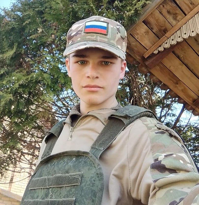 Скорость смерти. 20-летний парень погиб через 6 дней после подписания контракта 7 апреля 2025 года Виталий Кичигин из города Гай, Оренбургская область, подписал контракт с Министерством обороны. Ему было всего 20. Уже 13 апреля он погиб – где-то на фронте в Украине. 17 апреля Виталию исполнился бы 21 год. Вместо поздравлений – похороны. От момента подписания контракта до гибели прошло шесть дней. Шесть. За это время он не понял, куда попал, не осмыслил происходящие. Молниеносная подготовка, чтобы компенсировать ужасающие потери новым «мясом». За 6 дней выдали форму, привезли на передовую и дли приказ – «вперёд!». Трагедия этого 20-летнего парня – лицо системы, которой наплевать, сколько тебе лет, кем ты был и что знал о войне. Никакой цели, кроме одной – отправить. Штурмовать. Погибнуть. В армии жизнь можно потерять за 6 дней. Именно такой есть скорость смерти. И чем моложе ум, тем проще одной подписи в контракте превратить его в молчаливую цифру. Дорожная карта поиска военнослужащих армии РФ в Украине Телеграм-бот «Хочу найти» для поиска пропавшего без вести военнослужащего армии РФ в Украине Сайт Facebook WhatsApp YouTube TikTok Viber