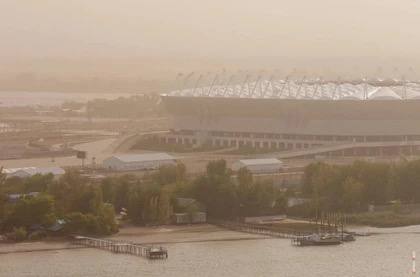 Когда закончится шквальный ветер в Ростовской области — отвечает климатолог. Сильный ветер, который третий день подряд не даёт покоя жителям Ростовской области, связан с циклоном из Татарстана. Об этом рассказал климатолог Александр Иошпа. По его словам, сейчас воздушные потоки с юго-запада не могут прорваться из-за встречного давления, из-за чего в регионе и бушует ветер. По прогнозам, дуть будет до 28 мая. Именно тогда в область зайдёт атмосферный фронт, который начнёт постепенно гасить порывы. Особенно тяжело на востоке — в Заветинском, Ремонтненском и Дубовском районах, где почти нет растительности. Там на фоне ветра возможны пыльные бури. С 28 по 29 мая ожидаются кратковременные дожди, а температура немного упадёт: днём будет чуть выше +20, ночью около +10. В начале июня обещают ещё одно похолодание — ниже +10. А вы как переживаете эту ветреную неделю? Ставьте реакции и делитесь этим постом с близкими — пусть тоже будут в курсе, когда всё наконец утихнет. Подписаться Связь с редакцией