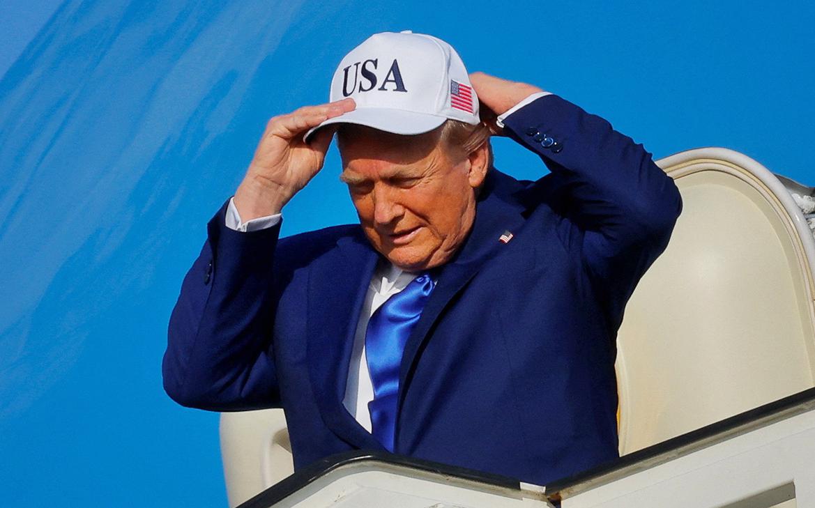 Торговые тарифы: ключевой элемент президентства Трампа Объявленный Дональдом Трампом крайний срок для торговых соглашений близится к завершению. Источники утверждают, что эти переговоры стали «самой интересной частью» его президентства. Трамп использует тарифы как рычаг давления, что вызывает определенные сомнения у экспертов. Согласованы только три сделки — с Вьетнамом, Китаем и Великобританией. Однако переговоры с другими странами продолжаются. Способность Трампа использовать пошлины для достижения целей остается в центре внимания. ℹ