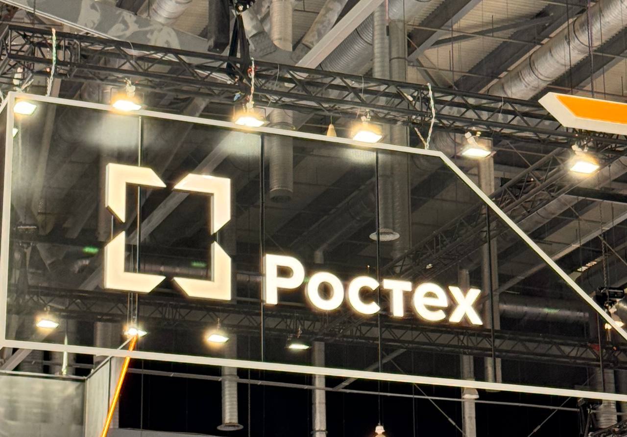 Вузы и предприятия Госкорпорации Ростех реализуют совместные проекты в сфере станкостроения Индустриальное госзадание один из основных инструментов кооперации науки и индустрии В этом году прошла апробация модели квалифицированного заказчика в рамках нацпроекта Средства производства и автоматизации Проект реализуется Министерством науки и высшего образования РФ К участию в пилотном проекте организации Госкорпорации Ростех пригласил Глава Минобрнауки Валерий Фальков на прошедшем в прошлом году совещании с участием глав холдингов и ректоров Наши предприятия сформировали технологические запросы на разработку станков и комплектующих к ним От предприятий Корпорации было загружено 59 технологических заказов из них на экспертизу РАН поступило 12 8 технологических заказов уже получили одобрение академии Все проекты соответствуют Стратегии научно технологического развития а их реализация позволит локализовать производство критических компонентов и процессов в стране Общая стоимость работ по 12 проектам Ростеха на ближайшие три года составляет свыше 2 4 млрд рублей Это проекты ПАО КАМАЗ ОДК АвтоВАЗа которые будут реализованы совместно с КФУ Казань МГТУ СТАНКИН Москва ЮУрГУ Челябинск Университетом МИСИС Москва СПбГМТУ Корабелка Санкт Петербург УрФУ Екатеринбург МАИ Москва МФТИ Долгопрудный РТУ МИРЭА Москва 12 проектов были представлены на заседании секции Научно технического совета Продукция гражданского назначения Среди них создание ПО для проектирования режущего инструмента разработка новых износостойких покрытий для машиностроения создание оборудования для отрасли авиационного двигателестроения кооперация Наука и бизнес Елена Дружинина Оставляйте бусты