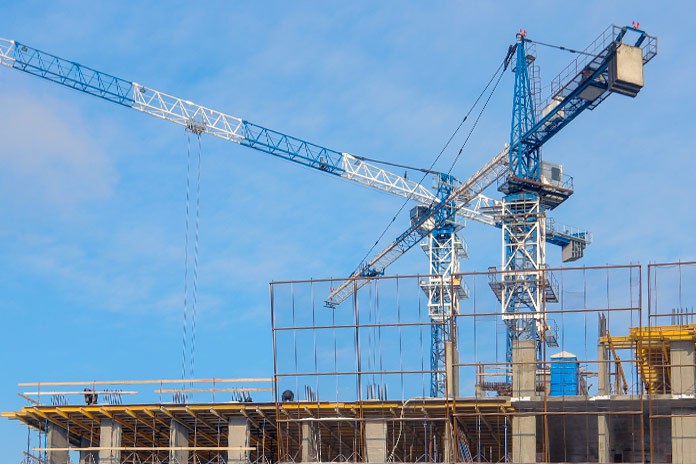 Мэрия Новосибирска подготовила проект постановления о комплексном развитии территории КРТ жилой застройки по улице Никитина в Октябрьском районе Континент Сибирь изучил документ двухэтажные аварийные дома пойдут под снос а на их месте вырастут многоэтажки Согласно проекту постановления зоной комплексного развития территории КРТ планируется утвердить земельный участок площадью 6 366 кв м Он расположен на улице Никитина в границах между улицами Воинской и Пролетарской В результате реализации проекта под снос идут четыре объекта Это три двухэтажных многоквартирных дома признанные аварийными в 2022 году а также здание которое кадастровая карта определяет как объект индивидуального жилищного строительства а справочник 2ГИС как одноэтажный детейлинг центр Объем нового строительства в границах этой территории составит 30 617 кв м на квартиры будет отведено 15 915 кв м А вот виды разрешенного использования участков и объектов капитального строительства властям еще предстоит определить Подробнее по ссылке