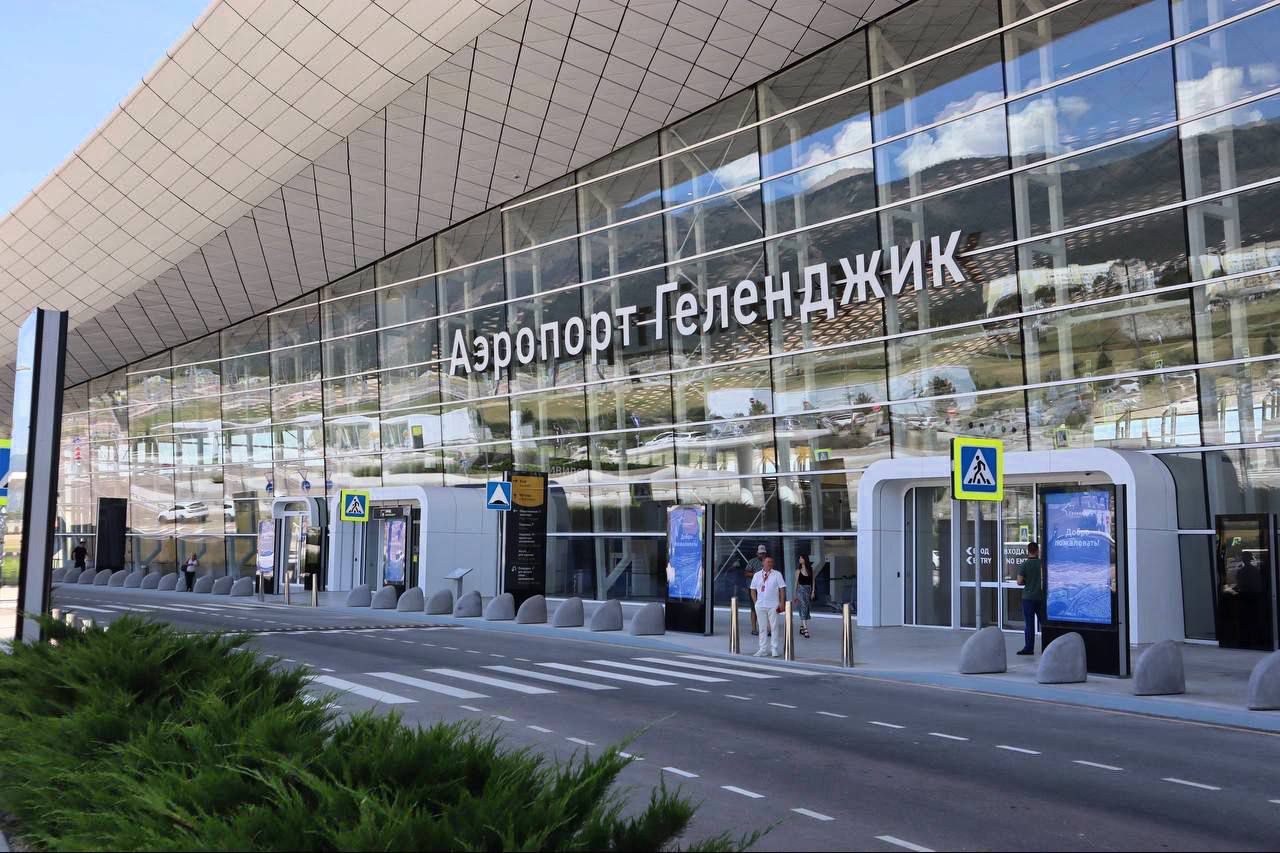 В аэропорту Геленджика введены временные ограничения на взлет и посадку для обеспечения безопасности полетов, сообщила Росавиация.   Радио 104FМ Новая Россия